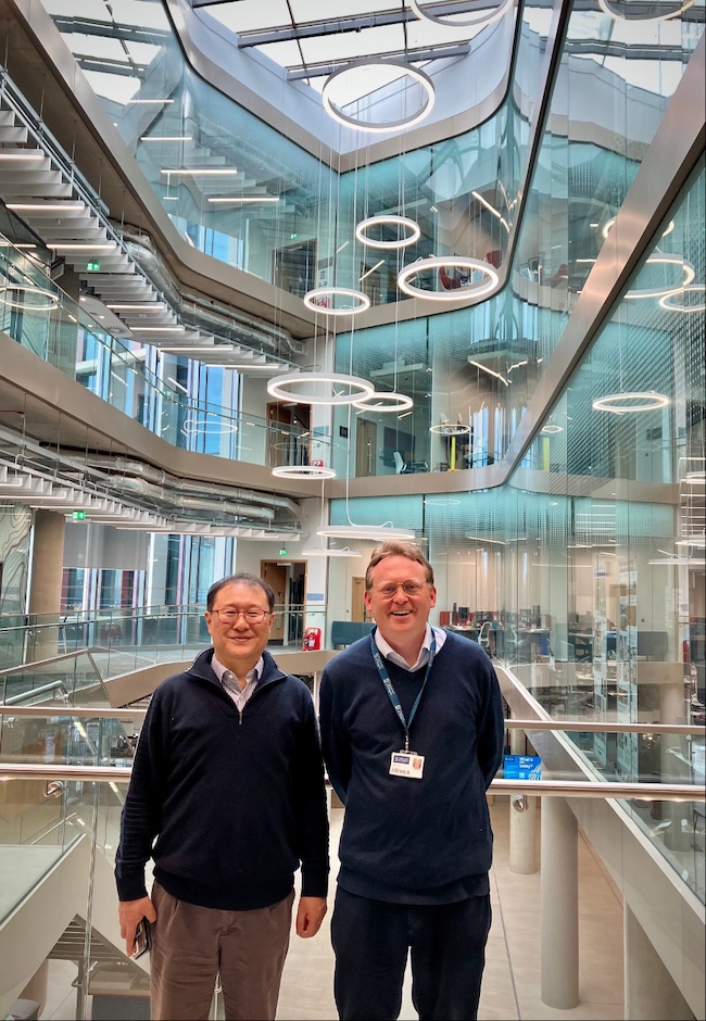 Professor Yonuk Chong (left) and Professor Robert Hadfield at the University of Glasgow Mazumdar-Shaw Advanced Research Centre (ARC)